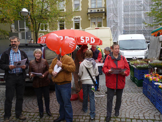 Doris Baitinger und Regina Schmidt-Kühner unterstützen ihren Ortsverein am Gutenbergplatz