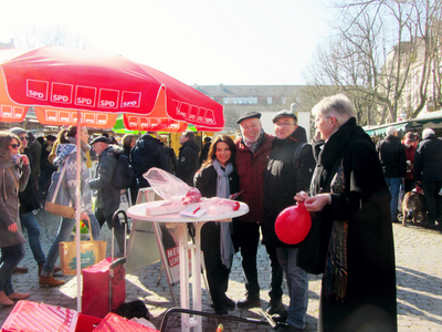Meri Uhlig und Mitglieder des OV Weststadt-Nordstadt beim Infostand auf dem Gutenbergplatz
