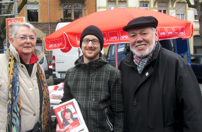 Ulla Weigel, Steffen Rech, Peter Paustian (von links) werben um Stimmen für Meri Uhlig und die SPD