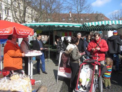 Meri Uhlig auf dem Gutenbergplatz im Gespräch mit Bürgerinnen und Bürgern