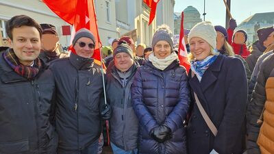 Ortsvereinsvorsitzender Götz Reich und Ortschaftsrat Tino Huber auf dem Marktplatz