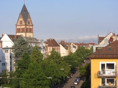 Blick über die Sophienstraße; links der Kirchturm von St. Bonifatius im "Sophien-Carrée".