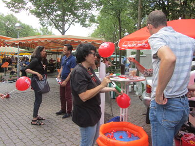 Parsa Marvi im Gespräch mit einer Bürgerin