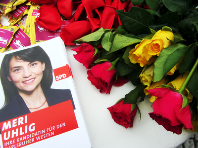 Flyer von Landtagskandidatin Meri Uhlig und Rosen