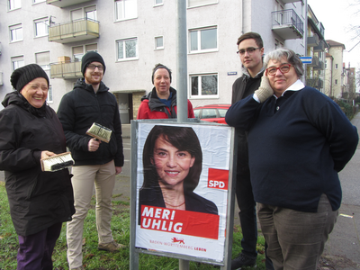 Christel Liedtke, Steffen Rech, Regina Schmidt-Kühner, Hagen Karch und Adelheid Plotz mit einem Plakat von Meri Uhlig