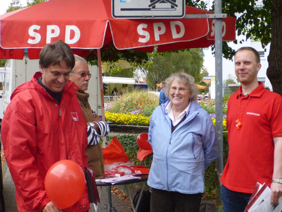 Gemeinderätin Gisela Fischer, Johannes Stober und Bodo Gelfert am SPD-Stand in Rüppurr